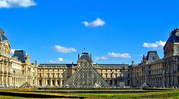 Вид на центральный фасад Луврского дворца, дополненного двумя боковыми крыльями и пятью павильонами, богато украшенными скульптурным декором.