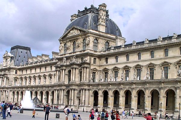 Западное крыло Луврского дворца, или Крыло Леско (aile Lescot) дополнено масштабной арочной галереей на первом ярусе, двумя павильонами, а также множеством скульптур, расположенных на выступающем карнизе над галереей.