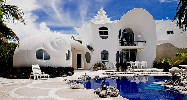 Дом-ракушка (CONCH SHELL HOUSE) создан из ракушек, скрепленных бетоном, на острове Исла Мухерес sla Mujeres), в Карибском море, недалеко от побережья Мексики. Архитектор Октавио Окамп.