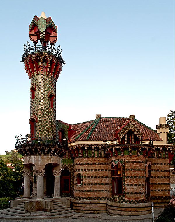 Необычный дом Эль Каприччо (Capricho de Gaudí), Комильяс около Сантандера, на Кантабрийском побережье - летний дом для наследника маркиза де Комильяс. Архитектор Антонио Гауди (Gaudi). Построен в стиле модерн. Конец 19-начало 20 вв. 