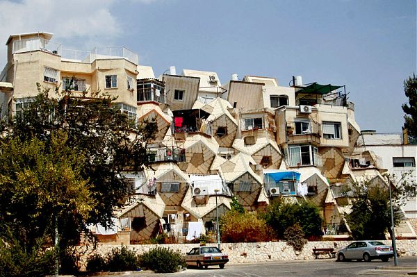 Необычные фасады домов в районе Рамот в Иерусалиме. При их создании использовался стиль зодчества, характерный для Ближнего Востока, но наклон части фасадов выделил дом и сделал его запоминающимся. Израиль.