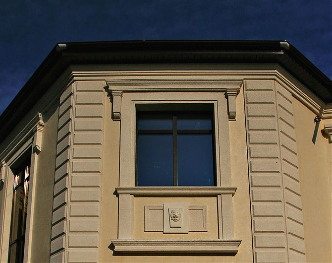 Обрамление окна второго этажа