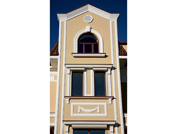 Фрагмент фасада особняка с мансардным окном