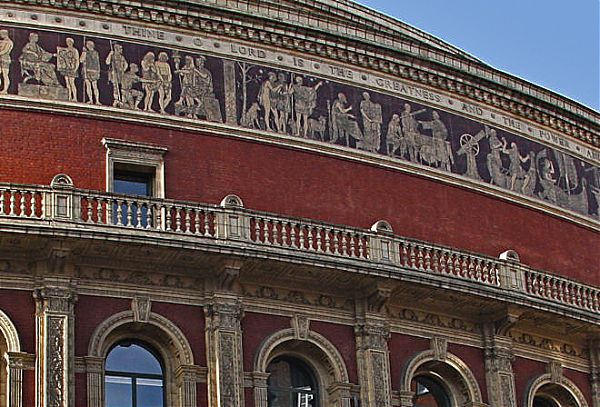 Богато украшенные барельефами пилястры здания увенчаны капителями сложной работы, которые объединяются с широкими узорчатыми фризами.