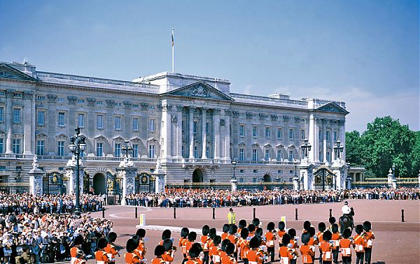 Букингемский дворец (Buckingham Palace). Архитектор Д. Неш. архитектор Э.Блор достраивал Букингемский дворец после Д. Нэша, но создал фасад более сдержанным, чем в проекте Неша.
