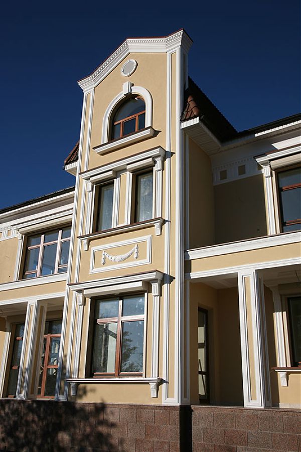 Фасад дома в коттеджном посёлке Подмосковья выполнен с использованием декора из полиуретана.