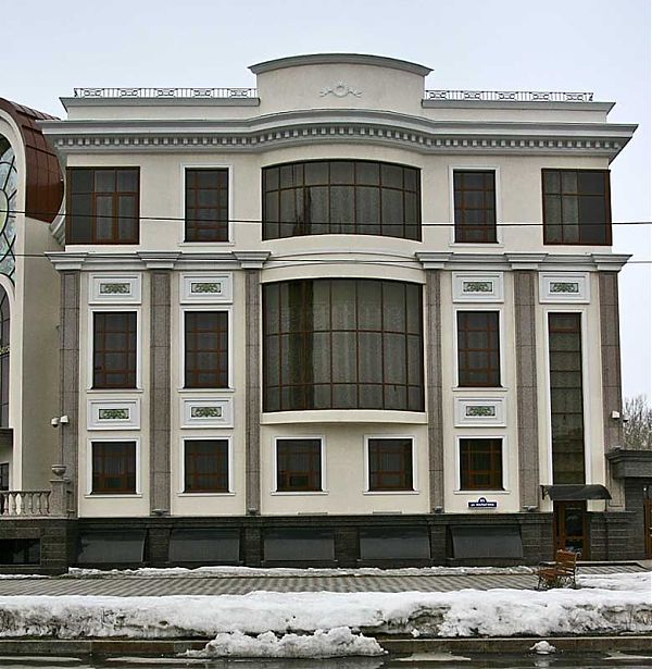 Фрагмент бокового фасада дворца бракосочетания в Тюмени выполнен по мотивам советского классицизма.