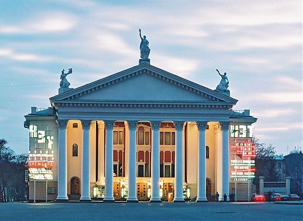 Театр драмы в г. Волгограде. Послевоенная реконструкция здания была закончена к 1952 г.