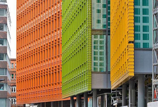 Оригинальный фасад комплекса Central St. Giles Cour. Архитекторы Renzo Piano Building Workshop & Fletcher Priest Architects. Лондон. Англия.