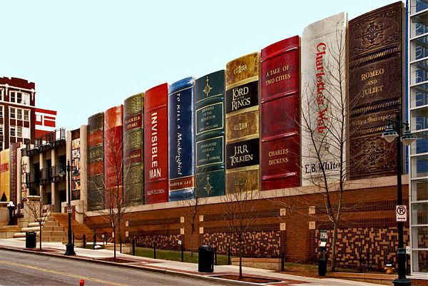 Панели на фасаде в виде книг Публичной библиотеки в Канзас–сити, штат Миссури, США ( Kansas City Public Library Missouri) привлекают внимание и отражают функциональное назначение здания. Реконструировано в 1999 г.