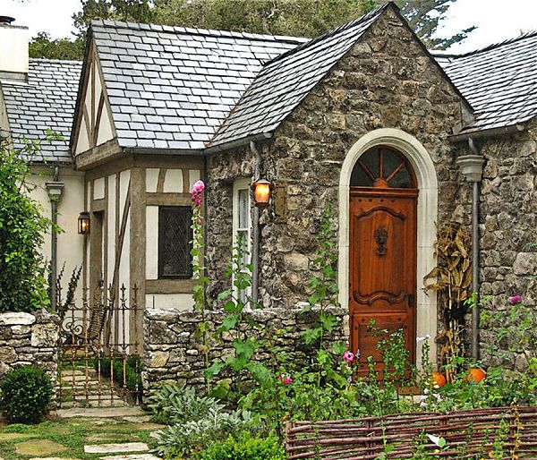 Оригинальный дом, в котором соединяются элементы фехверка и готики. Carmel-by-the-Sea, Калифорния, США.