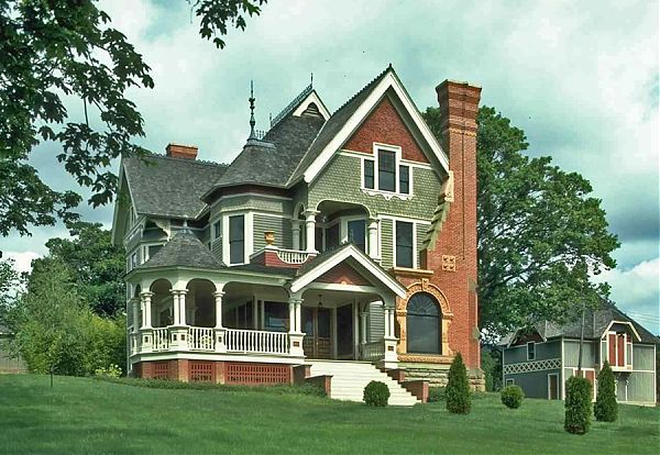 Дом, в декоре которого сочетается элементы романтического направления неоготики "кирпичной" и классики. Частное строение. США.