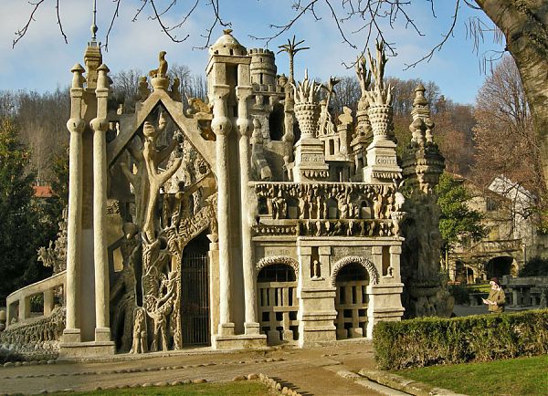 Каменная отделка необычного сооружения Ferdinand Cheval Palace.