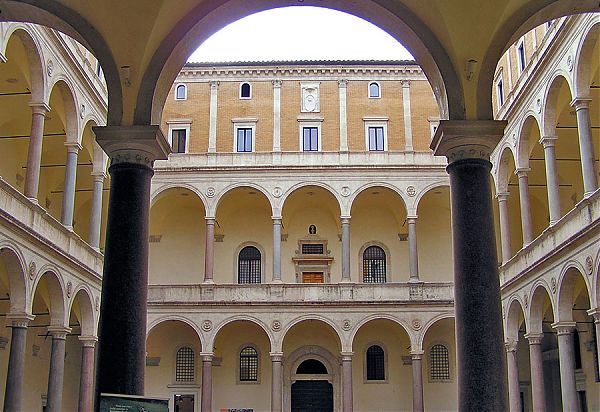 Палаццо Канчоллерия (1483-1526 гг.), архитектор Браманте. Рим.