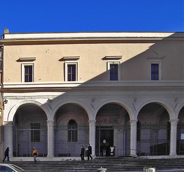 Церковь Сан-Пьетро-ин-Винколи (San Pietro in Vincoli, фасад закончен в 1475 г).