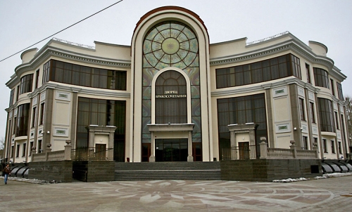 Фасад Дворца бракосочетания в Тюмени с декором из полиуретана