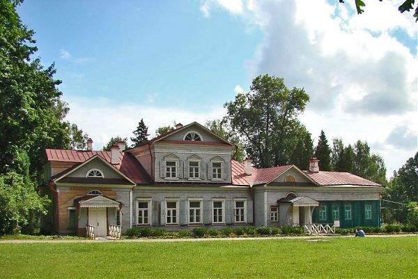 Усадьба Абрамцево  - сейчас «Государственный историко-художественный, литературный музей-заповедник».