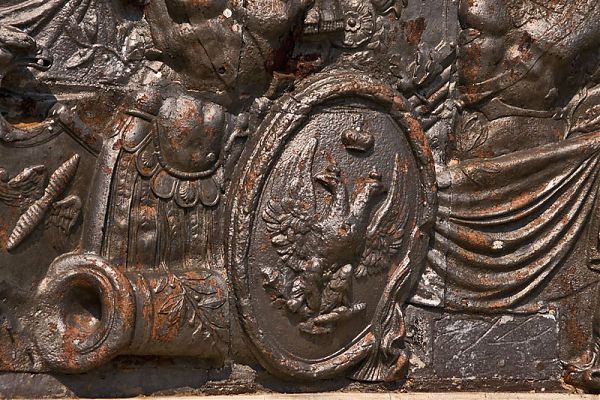 Фрагмент барельефа с орнаментом из оружия и военной амуниции. Спасо-Бородинский монастырь.