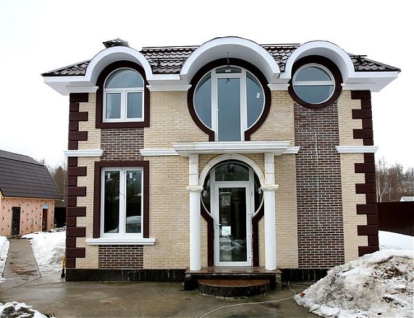Примером современной интерпретации модерна может послужить Фасад дома с овальными окнами.