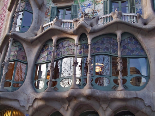 Декор Касса Батло (Casa Batllо) продолжает тему дракона, которой посвящено все здание, и кажется неотъемлемой частью стены. Архитектор Гауди. Барселона. Италия. 1905-1907 гг.