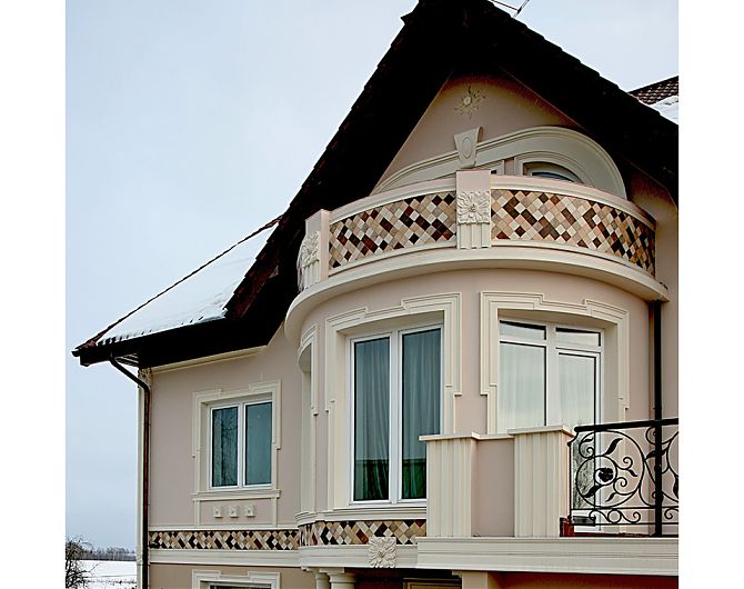 Фрагмент бокового фасада дома с мозаикой