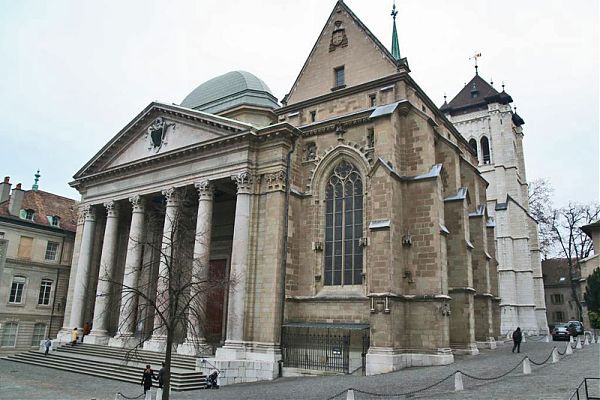 Портик собора Св. Петра (Cathеdrale Saint-Pierre de Genеve) в стиле классицизм. Женева. Достроен к существовавшему собору в 18 в.