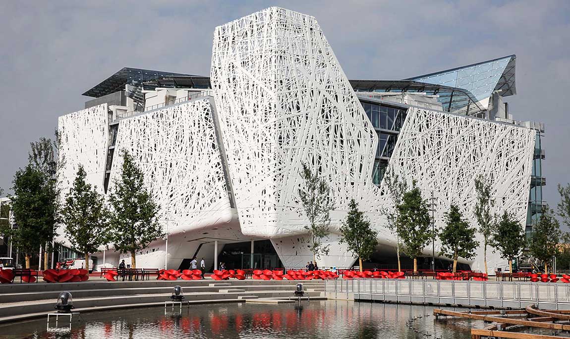 Фасад университета в Милане из архитектурного фибробетона