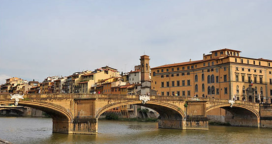 Мост Санта – Тринито, проложенный через реку Арно во Флоренции