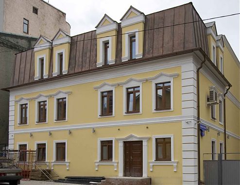 На фотографии дом после оформления фасадным декором