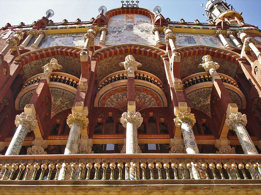 Дворец каталонской музыки в Барселоне. Архитектор Л. Доменек-и-Монтанер 1906—1908гг.