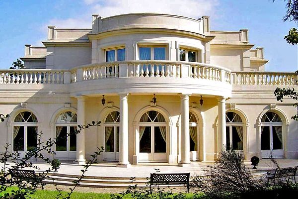 Элегантный дом с колоннадой – современное прочтение русской усадьбы.