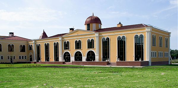 Здание фармацевтического производства отделано в историческом стиле при помощи декора: молдингов, пилястр, арок.
