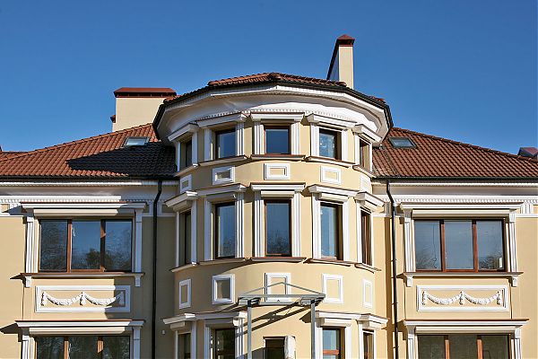 Декор в классическом стиле особняка в Тульской области выполнен из полиуретана. 