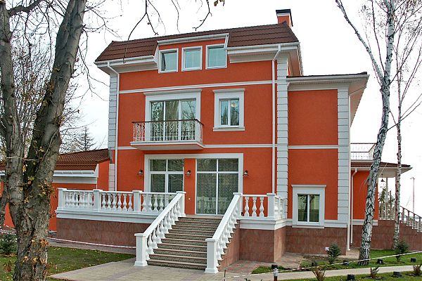 Элитный фасад с элементами ордера.