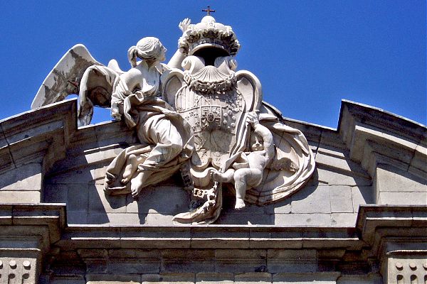 Ворота Алькала (Puerta de Alcalá). Испания. Скульптура на стенах может быть использована как образец для элит-декора зданий. Франческо Сабатини.