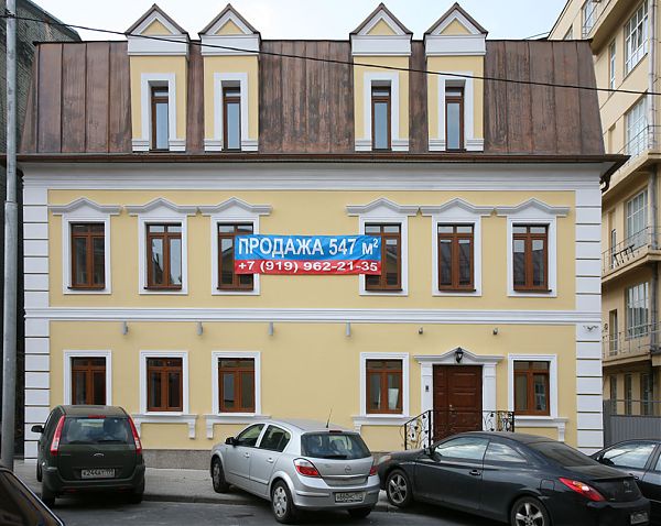 Оштукатуренный фасад особняка на ул. Рождественка, дом 25.