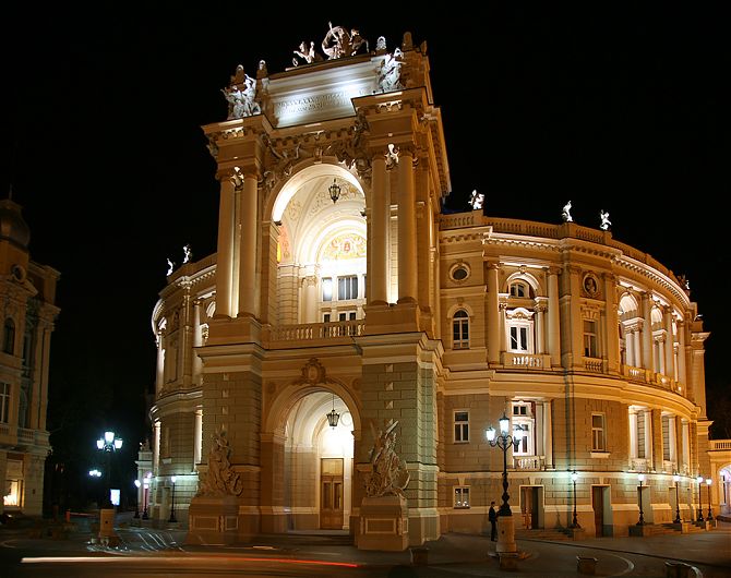 Вечерний снимок входа в оперный театр
