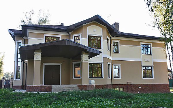 Эклектика, в основе которой лежит классический стиль, в фасаде коттеджа в поселке Красное.