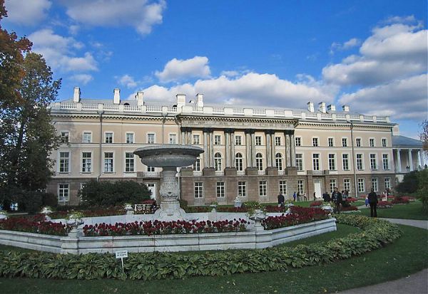 Зубовский корпус построен в стиле классицизм по проекту Ю. Фельтена (1779-1785 гг.).