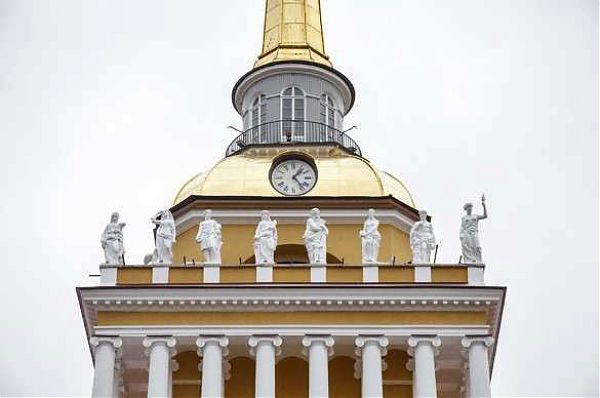 Скульптуры на здании Адмиралтейства в Петербурге. Это аллегорические изображения времен года, четырёх стран света, огня, воды, земли, воздуха, Урании - музы астрономии, Изиды – покровительницы корабельщиков и другие.