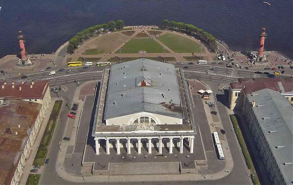 Здание Биржи – композиционный центр ансамбля Стрелки Васильевского острова.
