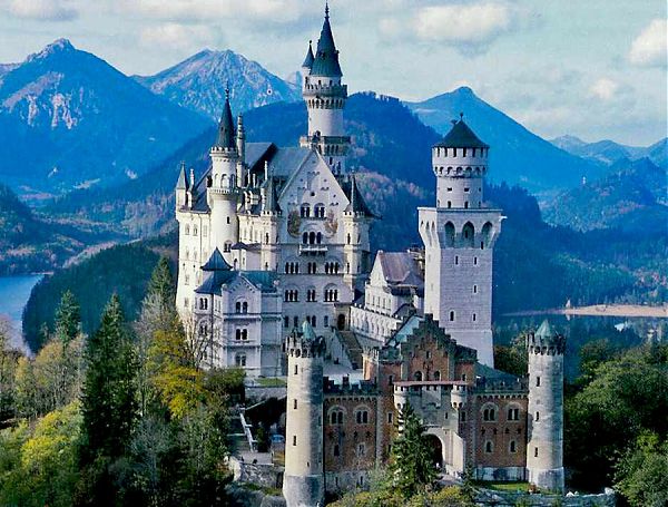 Замок Нойшванштайн (Neuschwanstein) построен в неоготическом стиле. Бавария. 1869-1886 гг. арх. Эдуард Ридель.