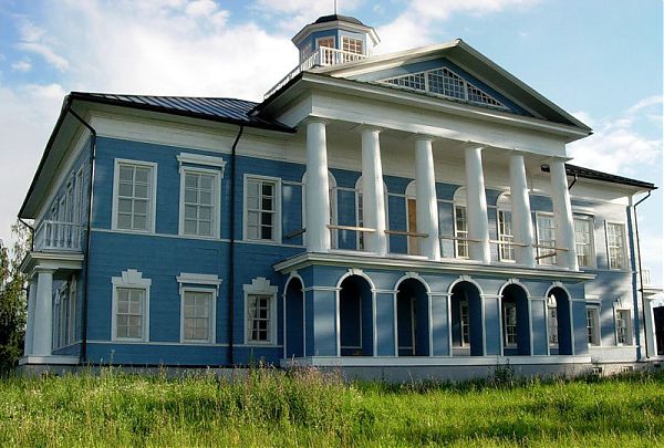 Пример отреставрированной загородной усадьбы в стиле московский классицизм.