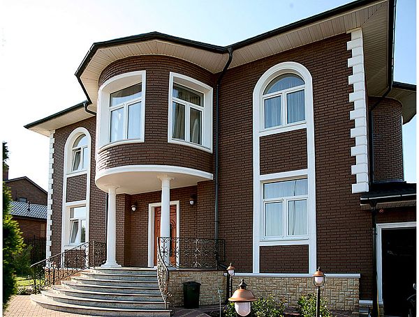 Качественно изготовленные колонны из полиуретана внешне не отличаются от колонн, созданных из традиционных материалов - камня, бетона, гипса.