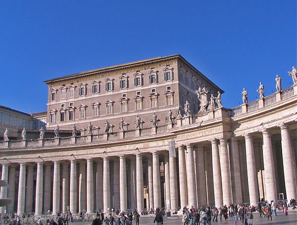Колоннада на площади перед собором св. Петра в Риме.
