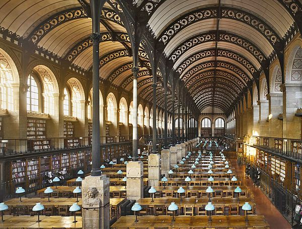 Тонкие металлические колонны в читальном зале библиотеки св. Женевьевы в Париже (1843–1850 гг., архитектор Анри Лабруст).