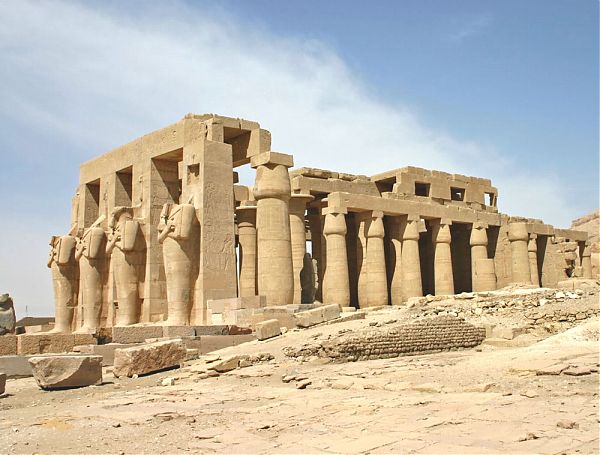 Храм Рамзеса в Луксоре в Египте (Rameses II, Luxor, Egypt).