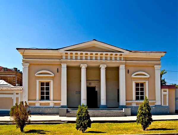 Стиль колонн в совокупности с другими элементами фасада определяет классическое оформление дома. Новочеркасск.