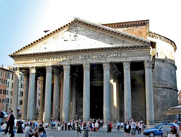Каменные колонны Римского Пантеона.