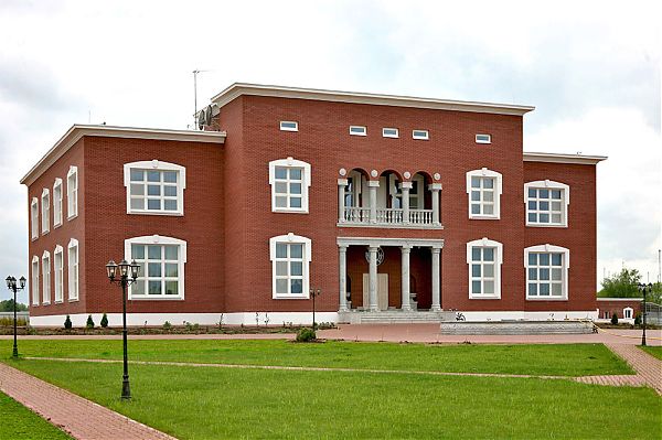 Кирпичный дом в стиле итальянского палаццо.